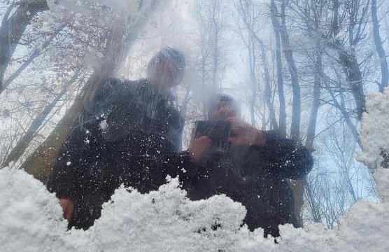 Zwei M&auml;nner in Betrachtung des Schnees (Foto: oas)