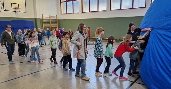 Gespannte Erwartung bei Sch&uuml;lern und Lehrern, was sie wohl im himmelblauen Zelt erwartet (Foto: T.Benich)