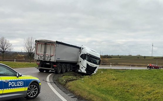 Verungl&uuml;ckter Sattelzug (Foto: Autobahnpolizei)