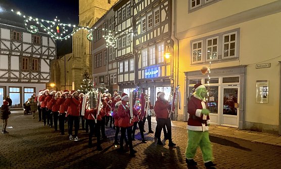 Einmarsch des Spielmannszugs in die historische Innenstadt (Foto: oas)