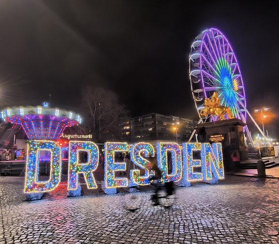 Lichtspiele auf dem Dresdner Weihnachtsmarkt (Foto: Ronald Hildebrandt)