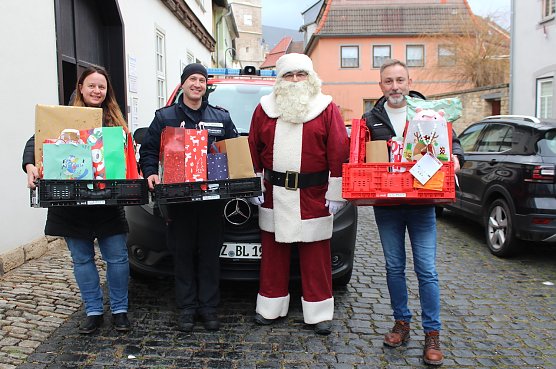 Katja Schiller, Steven Dierbach, ein b&auml;rtiger &auml;lterer Herr und B&uuml;rgermeister Matthias Reinz freuten sich, die vielen Geschenke den Kindern bringen zu k&ouml;nnen (Foto: Eva Maria Wiegand)