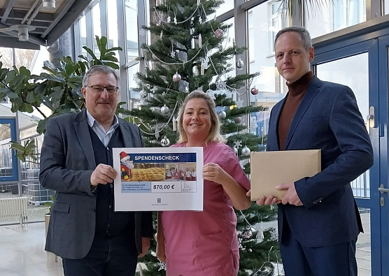 Superintendent Christian Beuchel und  Jan Borostowski-Trautmann vom Caf&eacute; International haben die Spende aus den H&auml;nden von Schwester Nicole &uuml;bernehmen d&uuml;rfen (Foto: Evangelischer Kirchenkreis M&uuml;hlhausen)