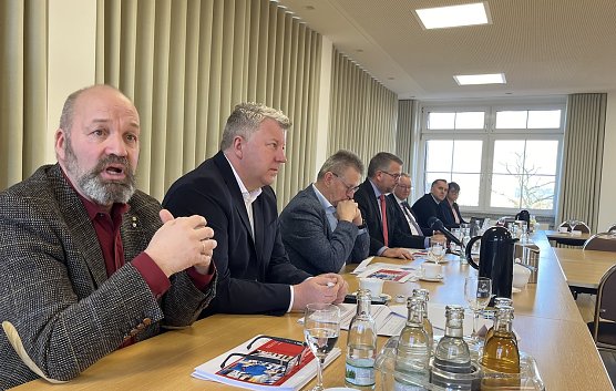 Andreas Schreiber (l.) vom Bundesverband mittelst&auml;ndischer Unternehmer, daneben IHK-Regionalchef Christian B&ouml;duel (Foto: oas)