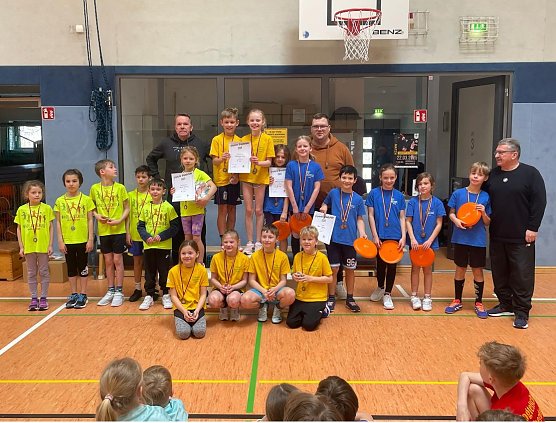 Die drei erfolgreichsten Grundschulen beim Wettbewerb "Stärkster Grundschüler" (Foto: Hardy Krause) Die drei erfolgreichsten Grundschulen beim Wettbewerb "Stärkster Grundschüler" (Foto: Hardy Krause)