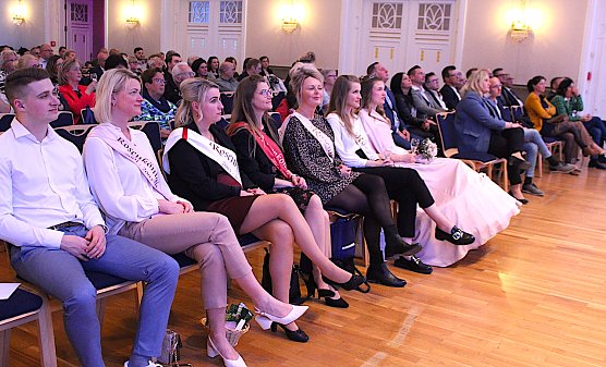 Gleich f&uuml;nf ehemalige und eine aktive Rosenk&ouml;nigin residierten in der ersten Reihe (Foto: Eva Maria Wiegand)