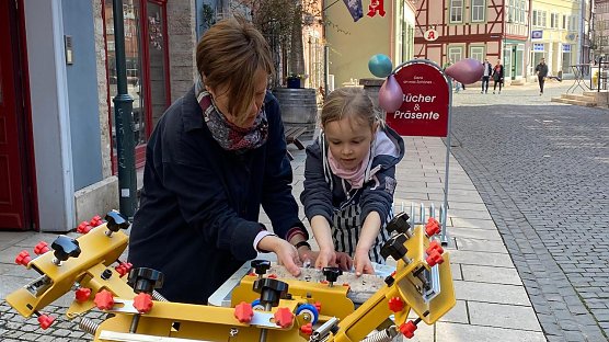 Anja Wurschi aus der Buchhandlung "Buchgeschwister" und die kleine Johanna fertigen gemeinsam einen Siebdruck an (Foto: Eva Maria Wiegand)