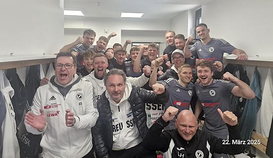 Jubelnde Preu&szlig;en nach wichtigem Ausw&auml;rtssieg in Geratal (Foto: FSV P)