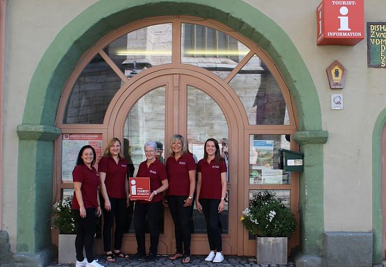 Die Mitarbeiterinnen der Touristinformation Bad Langensalza freuen sich auf die Urlaubssaison 2025: Karin Merbach-Hafke, Veronika Cypkunov, Simone Demuth, Andrea Kaltenegger und Leiterin Astrid Lehmann (v.l.n.r.). (Foto: &copy; Nancy P&ouml;rschmann)