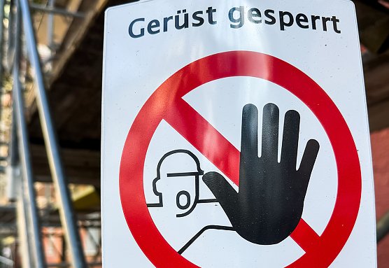 Warnschild auf einer Baustelle (Foto: IG BAU) Warnschild auf einer Baustelle (Foto: IG BAU)