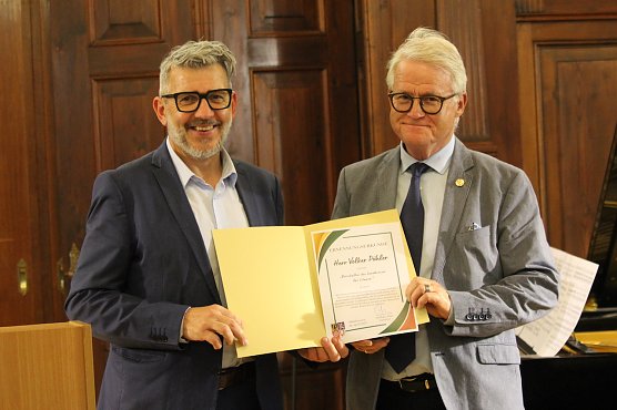 Landrat Thomas Ahke (l.) ernennt Volker P&ouml;hler zum Botschafter des Landkreises f&uuml;r Litauen (Foto: Eva Maria Wiegand)