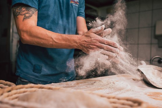 Mehl staubt in der Bäckerei (Foto: NGG) Mehl staubt in der Bäckerei (Foto: NGG)