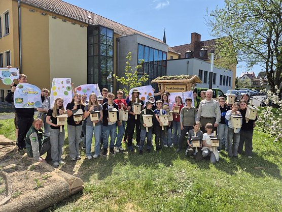 Zwischen Magerbeet (v.r.) und Insektenhaus (h.): Nationalparkleiter R&uuml;diger Biehl (5.v.r.) und die Naturparkleiterin Claudia Wilhelm pr&auml;sentieren gemeinsam mit den Sch&uuml;lerinnen und Sch&uuml;lern der Regelschule Mihla das Projekt "Bunte Insel" (Foto: Cornelia Otto-Albers)