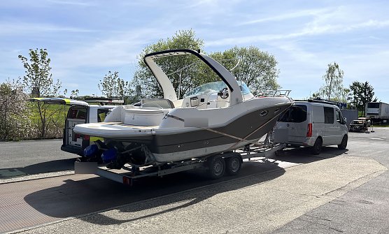 Ein Sportboot auf der Autobahn? (Foto: Autobahnpolizei)