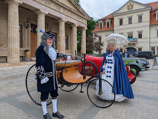 1.: Mike und Liane Bauer pr&auml;sentieren als F&uuml;rstenpaar Anna Luise und F&uuml;rst G&uuml;nther Victor von Schwarzburg-Sondershausen die Oldtimerschau zur 900-Jahrfeier (Foto: Janine Skara)