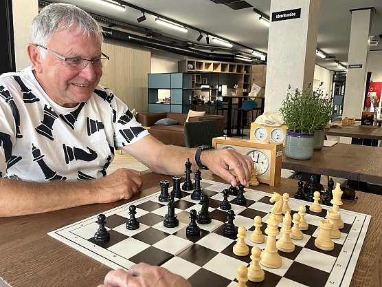 Initiator Peter Salaske vom Schachverein Ammern freut sich auf weitere spannende Partien in der M&uuml;hlh&auml;user Stadt-Werkstatt. (Foto: Stadtverwaltung M&uuml;hlhausen)