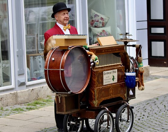 Gr&uuml;nes Innenstadtfest in Bad Langensalza  mit Drehorgel Willi aus dem Musikantendorf Hundshagen (Foto: Eva Maria Wiegand)