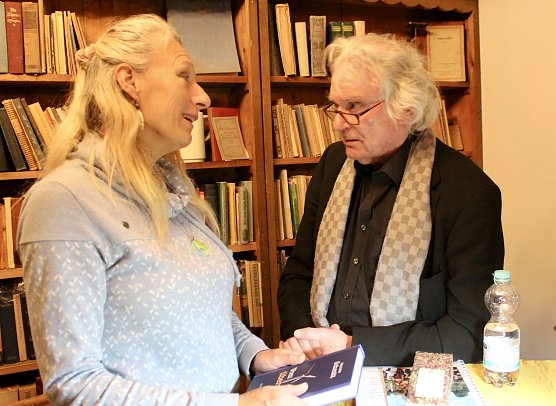 Stephanie Schwich im Gespräch mit dem Künstler (Foto: Eva Maria Wiegand) Stephanie Schwich im Gespräch mit dem Künstler (Foto: Eva Maria Wiegand)