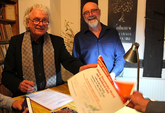 Gel&ouml;ste Stimmung nach der Lesung und viele angeforderte Autogramme wurden geschrieben (Foto: Eva Maria Wiegand)