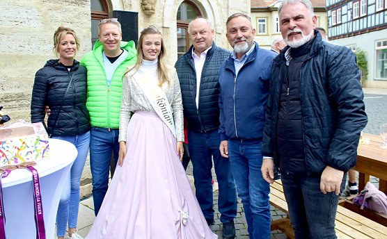 Die THC-Gesellschafter mit Monique Reinz (l.), Rosenk&ouml;nigin Maxima und B&uuml;rgermeister nebst Ex-Landrat und Neu-Vorstand beim THC, Harald Zanker (r.)  (Foto: Eva Maria Wiegand)