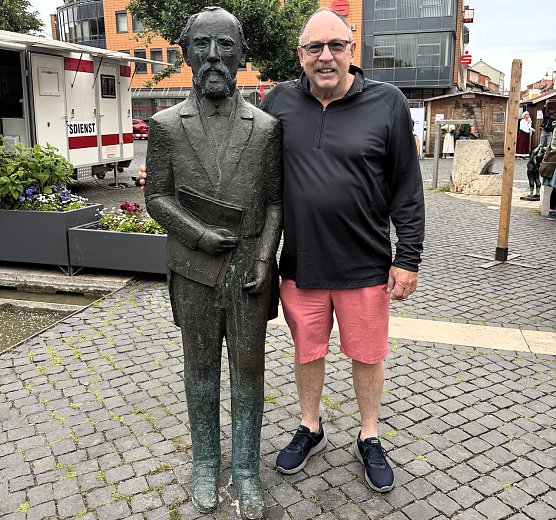 Besuch aus Saxonburg am Röbling-Denkmal (Foto: © Stadt Mühlhausen) Besuch aus Saxonburg am Röbling-Denkmal (Foto: © Stadt Mühlhausen)