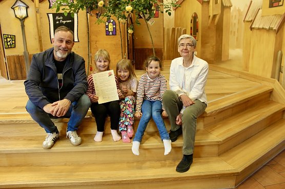 Die Thamsbr&uuml;cker Rappelkiste erreichte mit ihrem Schirm den 1. Platz. Nur drei KInder durften sich laut Eltern fotografieren lassen. Diese nahmen den Preis, zwei wundersch&ouml;ne Rosenst&ouml;cke, in Empfang. li.im Bild B&uuml;rgermeister Matthias Reinz; re. Marie-Luise Steube  von der Anni Berger Stiftung (Foto: Eva Maria Wiegand)