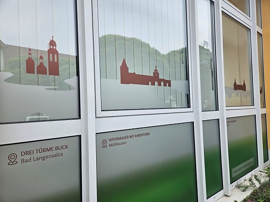 Neue Beklebung der Gesch&auml;ftsstellenfenster (Foto: KTL Bad Langensalza)