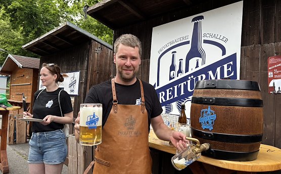 Familie Schaller im Jubil&auml;umseinsatz: Eine hat gebacken, der andere gebraut (Foto: oas)