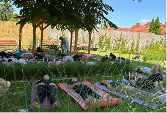 Yoga im Botanischen Garten bad Langensalza (Foto: KTL) Yoga im Botanischen Garten bad Langensalza (Foto: KTL)