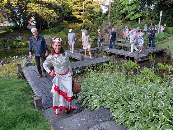 Bad Langensalzas G&auml;stef&uuml;hrer-Chefin Mary Fischer begleitet die G&auml;ste zur Sonderf&uuml;hrung durch den abendlichen Japanischen Garten (Foto: M.Fromm)