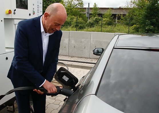 Das war im Jahr 2022: Der damalige Wirtschaftsminister Wolfgang Tiefensee (SPD) besuchte einen damaligen Leuchtturm: Maximator an der Darre: Aktuell soll sich das Unternehmen von rund 50 Mitarbeitern trennen. (Foto: nnz-Archiv)