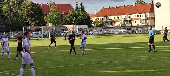 Der FSV Preu&szlig;en Bad Langensalza (in wei&szlig;) zu Gast beim befreundeten ESV Lok Gotha (Foto: Paul Stoll)