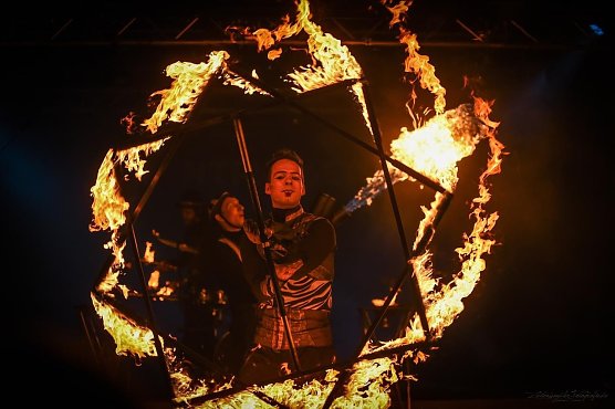 Im Feuerstern beim Flammenspektakel: Eventpuppets auf dem T&ouml;pfermarkt (Foto: Eventpuppets)