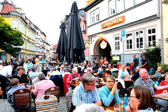Voll besetzter Kornmarkt gestern beim BaLaTon (Foto: Eva Maria Wiegand)
