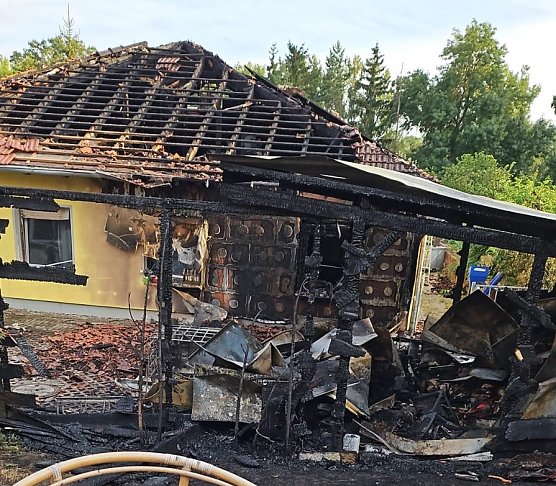 Das ausgebrannte Haus neben dem ausl&ouml;senden Carport heute Morgen (Foto: K.Seifert)