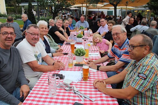 Jung und alt in Partylaune beim aktuellen BaLaTon am Friederikenschl&ouml;sschen (Foto: Eva Maria Wiegand)