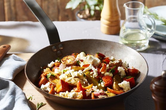 Immun-Booster mit Soulfood-Charakter: Die Kartoffel-K&uuml;rbis-Feta-Pfanne stimmt geschmacklich auf den Herbst ein und st&auml;rkt den K&ouml;rper mit wertvollen N&auml;hrstoffen. (Foto: KMG)