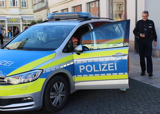 Jung und alt probierten sich heute im Streifenwagen als potentielle Fahrer aus (Foto: Eva Maria Wiegand)