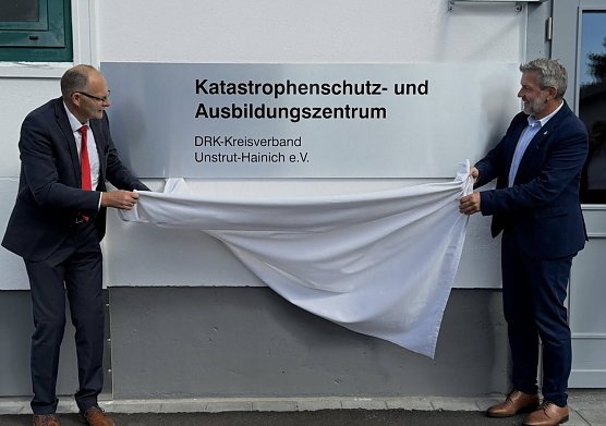 Michael Watterott und Thomas Ahke enth&uuml;llen die Tafel (Foto: R.Rothe)