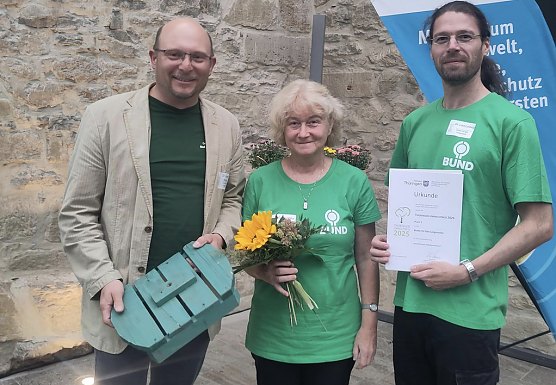 Dr. Gunther Wurschi, Evelyne H&ouml;hn und Dr. Lars Ludwig vom BUND-Ortsverband Bad Langensalza nehmen in Erfurt den Th&uuml;ringer Umweltpreis f&uuml;r den zweiten Platz entgegen. (Foto: BUND Th&uuml;ringen    )
