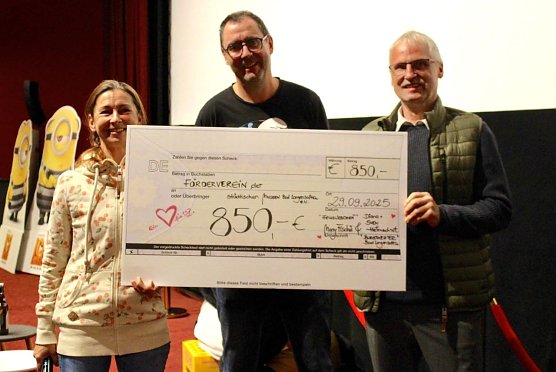 Mary Fischer und Sven Helmschrot &uuml;berreichen den Scheck an Thomas Puhl aus dem Vorstand des F&ouml;rdervereins (Foto: Eva Maria Wiegand)