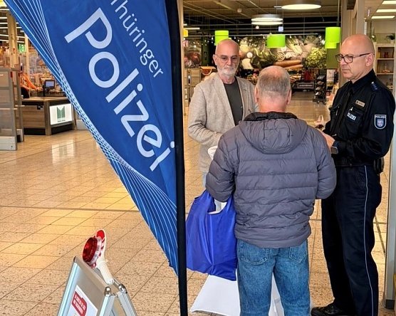 Pr&auml;ventive Beratung der Politei zu Taschendiebst&auml;hlen  (Foto: Polizei)