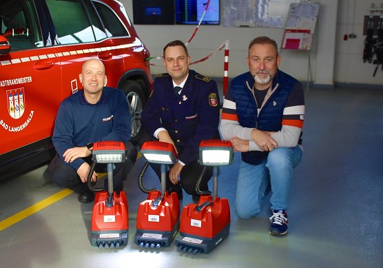 v.li.n.re. Stadtbrandmeister Steven Dierbach; Landesjugendwart im Th&uuml;ringer Feuerwehrverband Andr&eacute; Rathgeber ; B&uuml;rgermeister von Bad Langensalza Matthias Reinz stellen die neuen LED Leuchten vor (Foto: Eva Maria Wiegand)