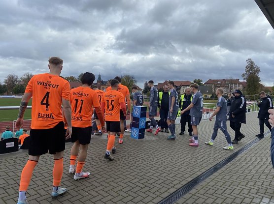 Einmarsch ins Stadion der Freundschaft: Preu&szlig;en siegt verdient mit 3:1 gegen Wismut Gera (Foto: Benno Harbauer)