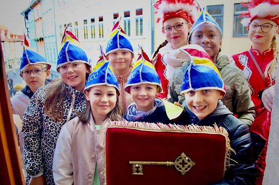 Kinder des LCC nach der Erst&uuml;rmung des Rathauses in Bad Langensalza (Foto: Eva Maria Wiegand)