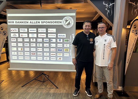 Sponsorenabend im Harth-haus: Gastgeber Toni Hyseni und Preu&szlig;en-Pr&auml;sident Benno Harbauer (Foto: oas)