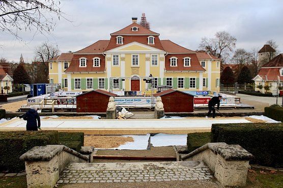 Die Vorbereitungen f&uuml;r das gro&szlig;e Eisbahnspektakel im Schl&ouml;sschenpark laufen auf Hochtouren (Foto: Eva Maria Wiegand)