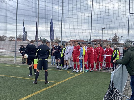 Aufstellung vor dem Spiel: Der FSV Preu&szlig;en unterliegt knapp dem Tabellenf&uuml;hrer (Foto: Benno Harbauer)