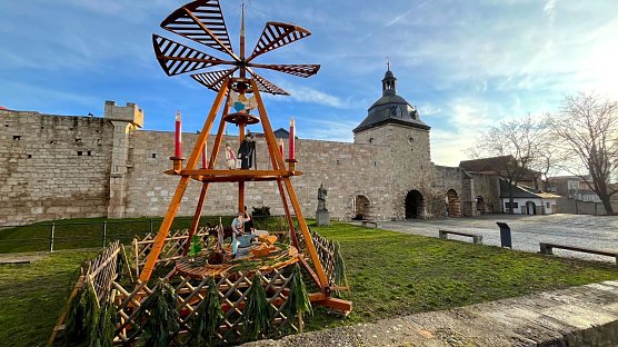 Stadtmauer von M&uuml;hlhausen (weihnachtlich) (Foto: Eva Maria Wiegand)