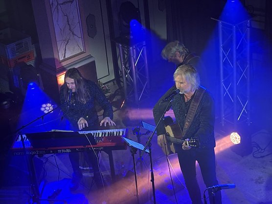 Generationen&uuml;bergreifendes Erinnern an DDR-Rockmusik: Manuel Schmid und Dirk Z&ouml;llner (Foto: oas)